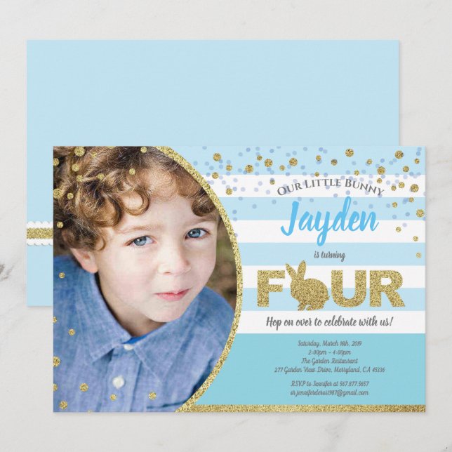 Kanin pojke 4-års födelsedags fotoinbjudan i blått inbjudningar (Fram/baksida)
