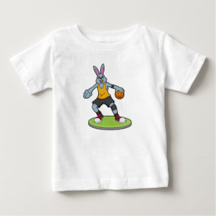 Kanin som basketspelare med basket t shirt