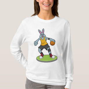 Kanin som basketspelare med basket t shirt