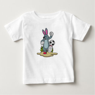 Kanin som fotbollsspelare med fotboll t shirt