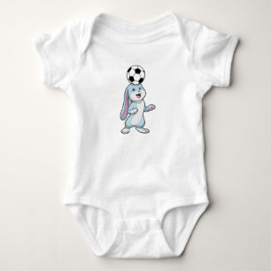 Kanin som fotbollsspelare med fotboll t shirt