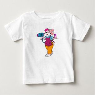 Kanin som Hairdresser med hårtorktumlare och komb T Shirt