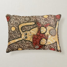 Kanin som håller upp kollage av fisktyg