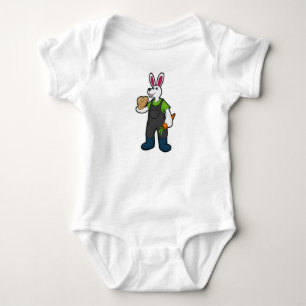 Kanin som jordbrukare med morot och hat t shirt