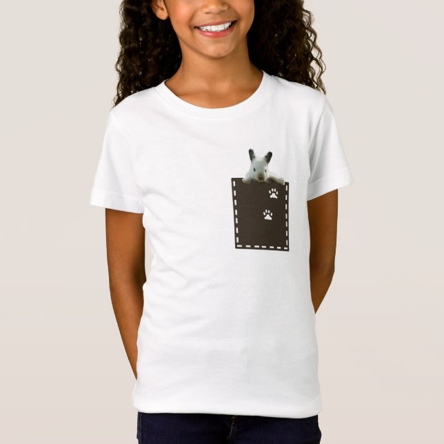 KANINEN I UR STOPPA I FICKAN VID EKLEKTIX TEE SHIRT (Framsida)