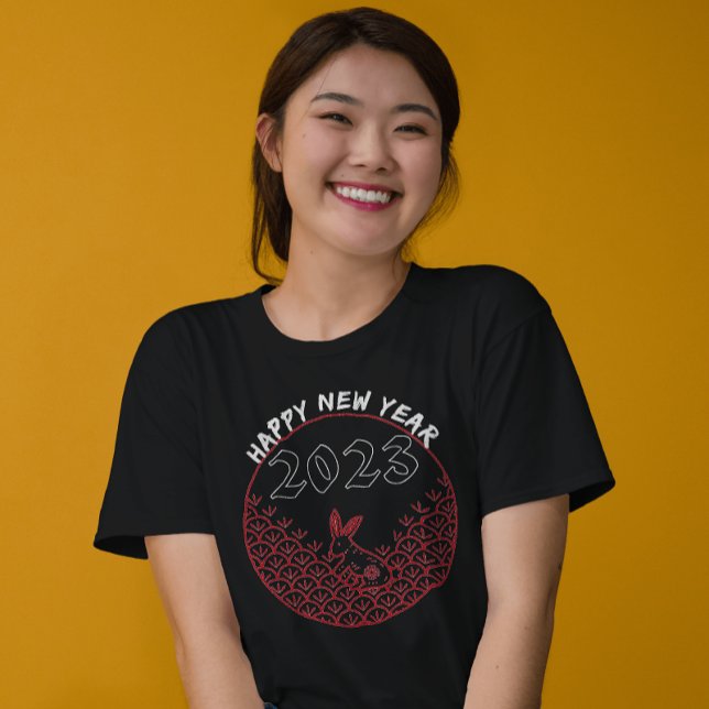 Kaninens nya kinesiska månår 2023 i lycklig t shirt (Skapare uppladdad)