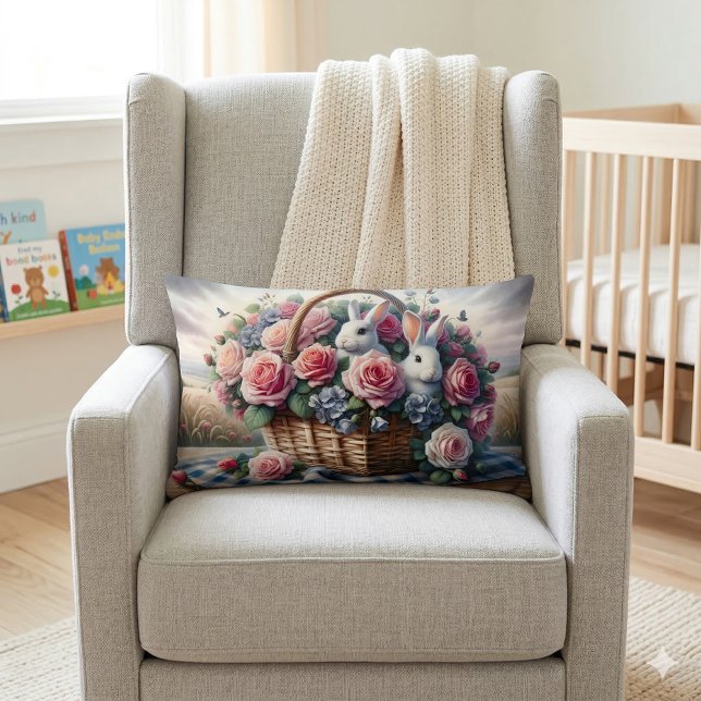 Kaniner boende bland stugans rosor lumbarkudde (Bunnies Nestled Among Cottage Roses Lumbar Pillow Mockup A)