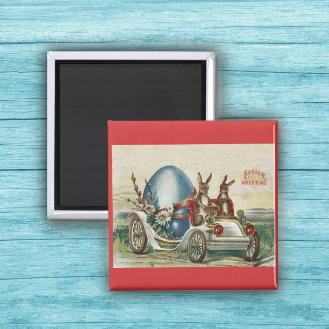 Kaniner från påsk i Antique Car Big Blue Egg Magnet (Vintage rabbits riding in white car with big blue Easter Egg on red magnet.)