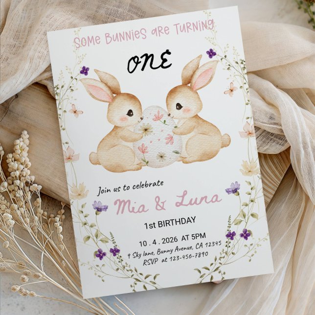 Kaniner fyller ETT Tvillingarnas 1-årsdag Inbjudningar (Skapare uppladdad)
