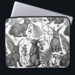 Kaniner och skogsmark flora Laptop sleeve<br><div class="desc">Handdragna kaniner och floror av skogsområden,  vilda svampar och myggor samt kryp</div>