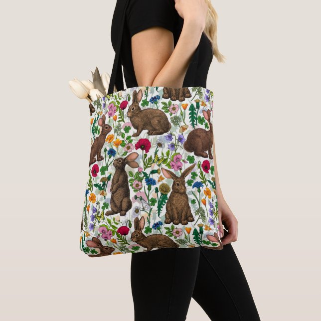 Kaniner och vilda blommor tygkasse (Närbild)