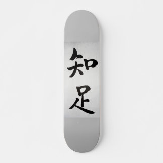 Kanjis chinos en medio de fondo gris mini skateboard bräda 18,5 cm