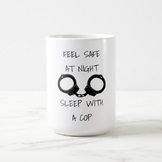 Känn säker på nattpolisen i humor kaffemugg