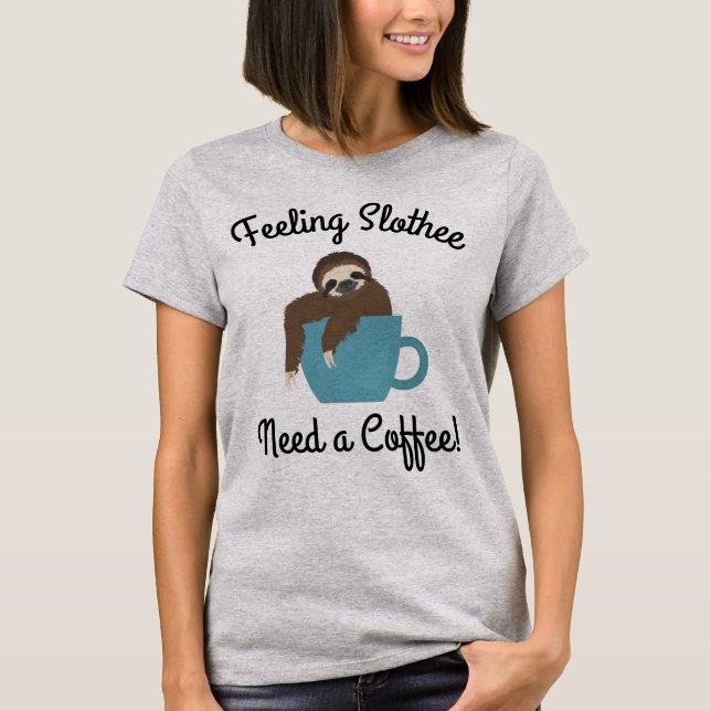 Känner dovendyret Behöver en kaffe Roligt dovendyr T Shirt (Framsida)