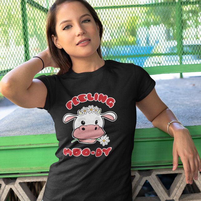 Känns Moo-dy | Cute Tecknad Cow Quote T-Shirt (Skapare uppladdad)