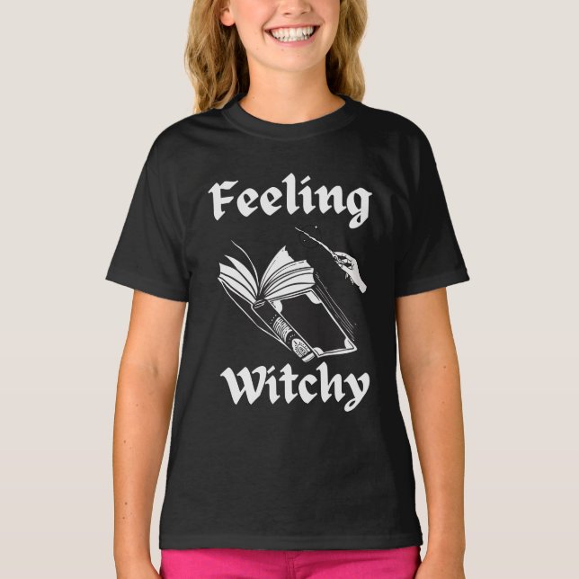 Känns Witchy Spell bok lustig Halloween-häxa T Shirt (Framsida)