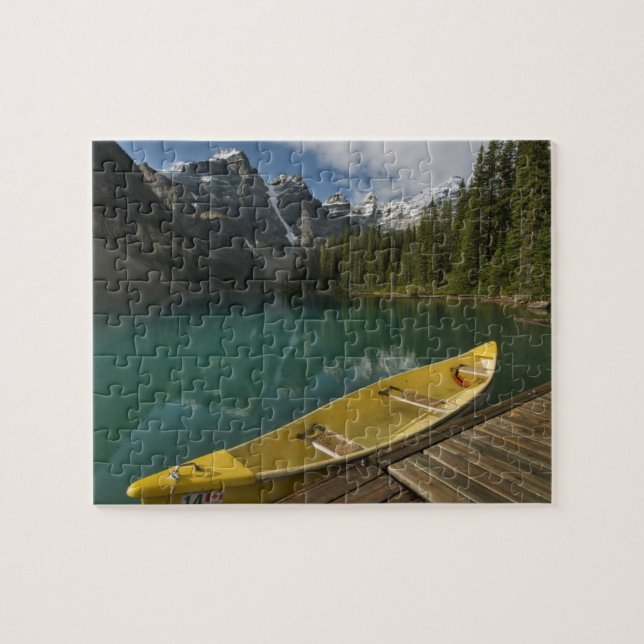 Kano parkad vid en brygga längs Moraine Lake, Banf Pussel (Horisontell)