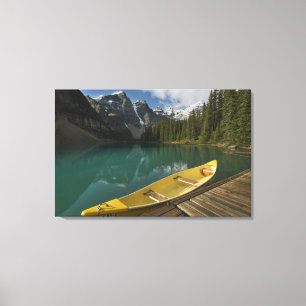 Kanot parkerad vid en brygga längs Moraine Lake, B Canvastryck