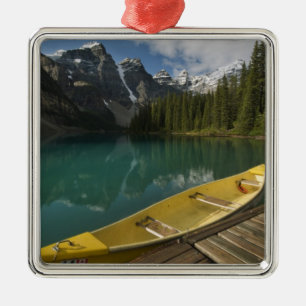 Kanot parkerad vid en brygga längs Moraine Lake, B Julgransprydnad Metall