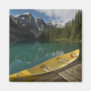 Kanot parkerad vid en brygga längs Moraine Lake, B Magnet