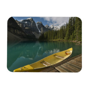 Kanot parkerad vid en brygga längs Moraine Lake, B Magnet