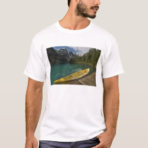 Kanot parkerad vid en brygga längs Moraine Lake, B Tröja
