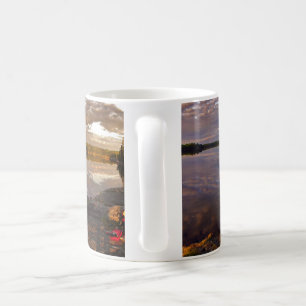 Kanoten och gränsen bevattnar kaffemugg