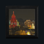 Kansas City Plaza Ljus Smyckeskrin<br><div class="desc">Varje Thanksgiving kommer Klubben Plaza i Kansas City, Missouri, till livet med ljus som lockar till mitten av januari. Plaza var det första shoppingcentrum i världen som var designat för att ta emot köpare från bilar. Plaza grundades 1922 av J. C. Nichols och var designat arkitektoniskt efter Sevilla i Spanien....</div>