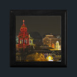 Kansas City Plaza Ljus Smyckeskrin<br><div class="desc">Varje Thanksgiving kommer Klubben Plaza i Kansas City, Missouri, till livet med ljus som lockar till mitten av januari. Plaza var det första shoppingcentrum i världen som var designat för att ta emot köpare från bilar. Plaza grundades 1922 av J. C. Nichols och var designat arkitektoniskt efter Sevilla i Spanien....</div>