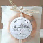 Kansas City Skyline | Välkomstmeddelande för Bröll Runt Klistermärke<br><div class="desc">Förbättra ditt bröllop välkomna paket eller evenemangets party favors med en anpassningsbar av välkomstklistermärken! Dessa eleganter, men små stil-klistermärken, är skräddarsydda för ett bröllop som tar ställe i den vackra staden Kansas City. De har en modern dekoskylin där namn i staden är inbyggt under. All inslag i designen, inklusive inslag,...</div>
