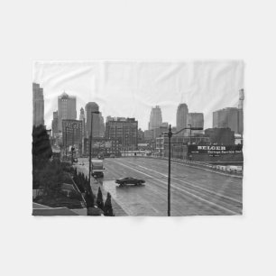 Kansas City Urban Skyline, Black and White Photo Fleecefilt