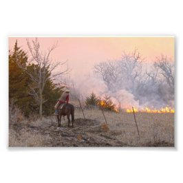 Kansas Rancher vaktar en kontrollerad Prairie Burn Fototryck