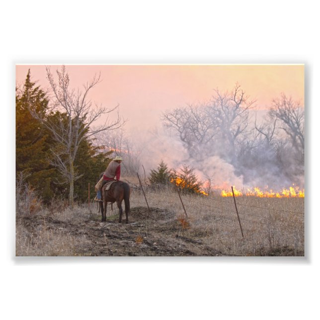 Kansas Rancher vaktar en kontrollerad Prairie Burn Fototryck (Framsidan)