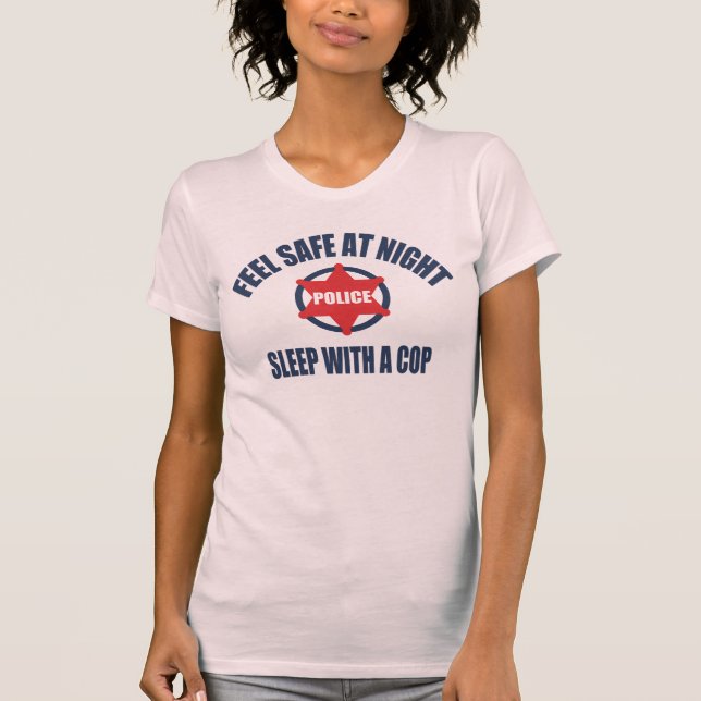 Känselförnimmelsekassaskåp på nattsömn med en snut t shirt (Framsida)