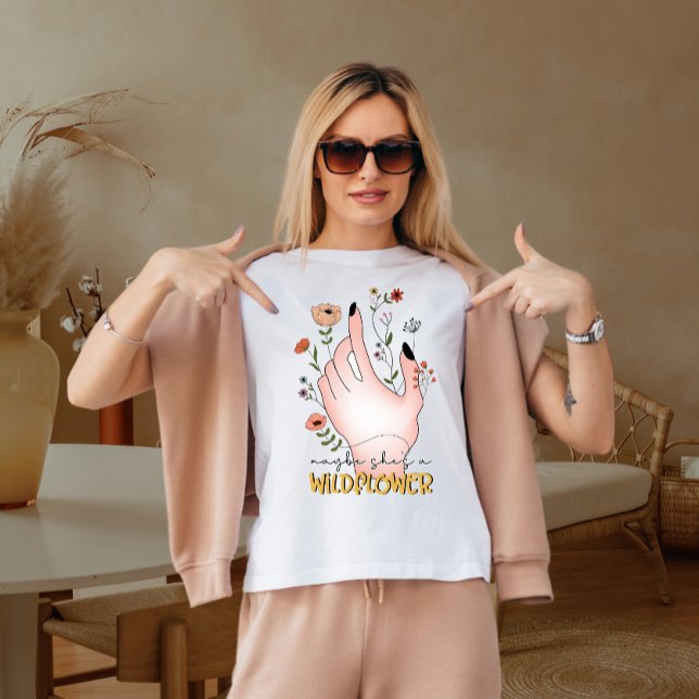 Kanske är hon en vild blomma  t shirt (Skapare uppladdad)