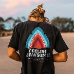 Känsla Jawsome Shark Funny Summer Puns Black T Shirt<br><div class="desc">Skaffa den här FEELING JAWSOME FUNNY SHARK SURFBOARD SUMMER BEACH VACATION-grafiken,  det är en perfekt som läggs till din sommargarderob och det är för surfare,  vatten sport älskare eller strand älskare som går till stranden och åker vinkarare med en surfboard.</div>