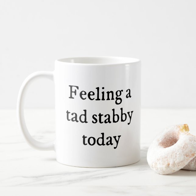 Känsla Tad Stabby ett roligt citationstecken Kaffemugg (Med munk)