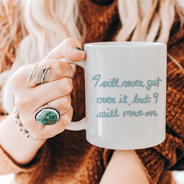 Känslomässig bekräftelse handskriven i blå bläck kaffemugg (Heartfelt empathetic message on cup.)