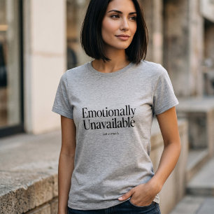 Känslomässigt otillgänglig men underhållande genom t shirt