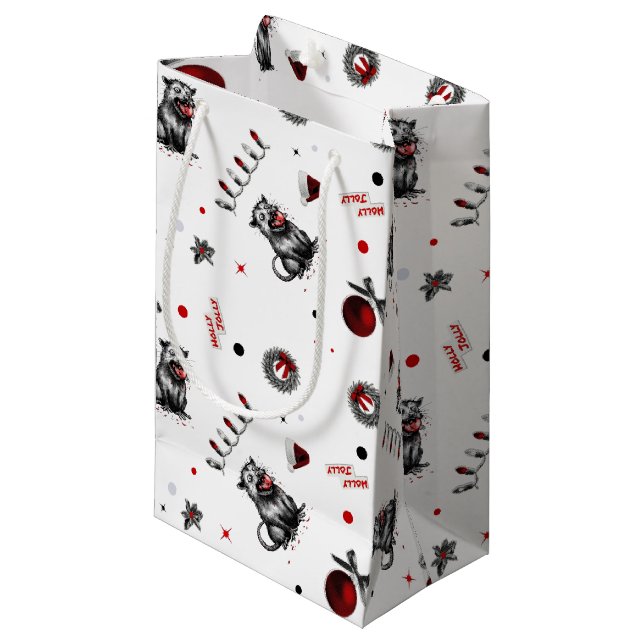 Kantig julskräp opossum tuggar på glasprydnad (Framsidan Vinklad)