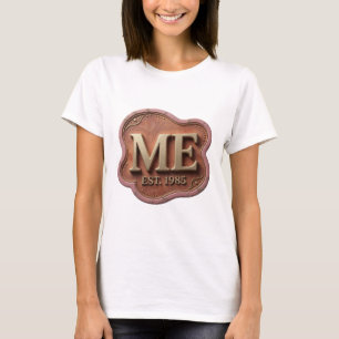 Kantigt Guld ME EST 1985 Konstnärligt Motiv T Shirt