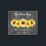 Kanvastrycket Rustic Weasted Solros Bröllop Canvastryck<br><div class="desc">Anpassa en unik gåva till Bride and Groom med det här Kanvastrycket Rustic Weasted Sunsphere Bröllop. Kanvastryckets utformning har en rustik träbakgrund med en elegant av solblommor. Anpassa med brudgummens första och sista namn tillsammans med bröllop. Ytterligare bröllop-förråd finns även med den här utformningen.</div>
