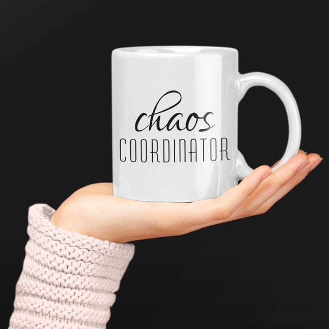 Kaos Koordinator Typografisk Text Kaffemugg (Skapare uppladdad)