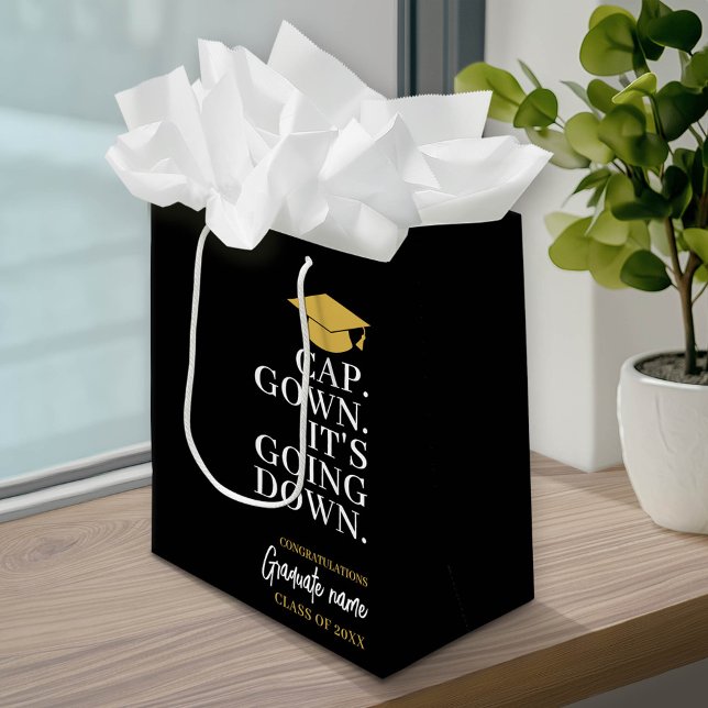 Kap Gown Det går ner - Namn Modern Studenten (Custom Graduation Gift Bag with a pace for the graduate's name)