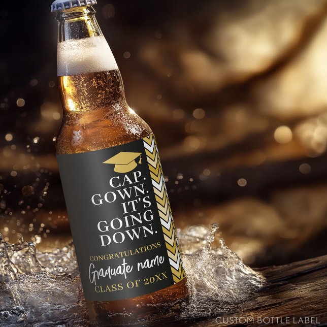Kap Gown Det går ner - Namn Modern Studenten Ölflaska Etikett (Custom Beer Bottle Label with a Graduation Design)