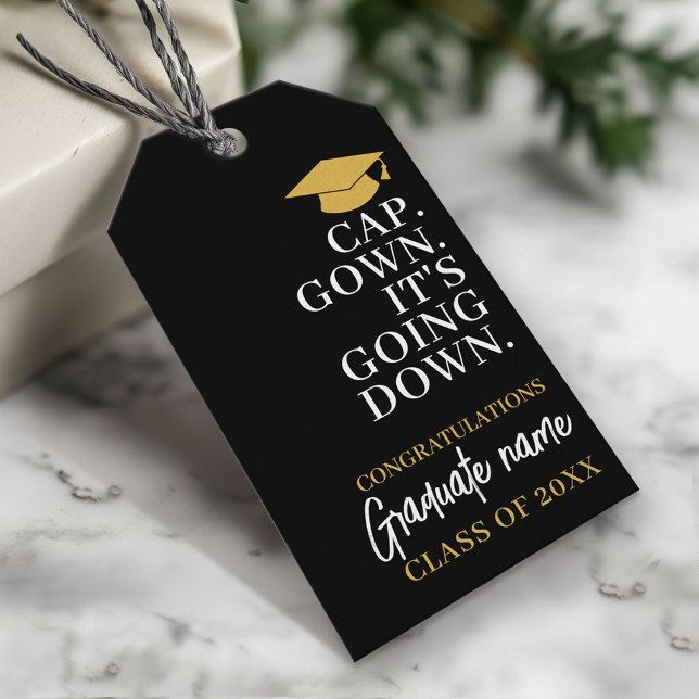 Kap Gown Det går ner - Namn Modern Studenten Presentetikett (Custom Graduation Gift Tag - Modern Black and Gold Design)