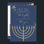 Kapacitetskort för guldguld Menorah Hanukkah Inbjudningar<br><div class="desc">Hanukkahs hälsningskort har en blå bakgrund,  guld-folie,  en gyllene menorah och talesättet "Må du känna värmen i ljus hela året" för att hedra festivalen i ljus. Redigera enkelt *de flesta* ordalydelserna och uppdatera bilderna för att uppdatera dina vänner och familjer den här julhelgen.</div>