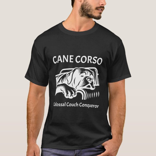 Käpp Corso: Colossal Couch Conqueror T Shirt (Framsida)