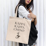Kappa Kappa Chino Funny Coffee Älskare Tygkasse<br><div class="desc">Vem kärlek kaffe?! Den här roligten har skapats särskilt för kaffe älskare,  baristas,  restaurangservrar med mera. Det användor en centrifugering på ett broderligt namn med KAPPA KAPPA CHINO-text och en styv hett kopp på cappuccino nedanför texten. Det här objektet är en underbar gåva till vänner,  familj och medarbetare.</div>