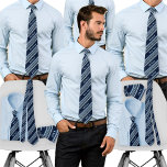 Kapselns anpassade namnBachelor-part för blått str Slips<br><div class="desc">Tittar för en servitris som är lika mycket raffinerad och redo att stöta på problem? Den här marinerade och dammiga, blå, strimmiga designen träffar den söta punkten, dvs. coola, ren och lätt snyggt. Med utrymme att lägga till namn, roller, data eller inre skämt är det mer än bara ett tillbehör...</div>